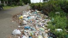 គំន​សំរាម​ស្អុយ​រលួយ​តាម​ដង​ផ្លូវក្បែរ​ច្រ​មុះ​មន្ទី​បរិស្ថាន​មើល​មិន​ឃើញ