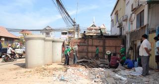 អាជ្ញាធរចុះរុះរើផ្ទះប្រជាពលរដ្ឋរស់នៅជិត៣០ឆ្នាំដើម្បីពង្រីកផ្លូវ ដោយគ្មានសំណងមួយកាក់មួយសេន