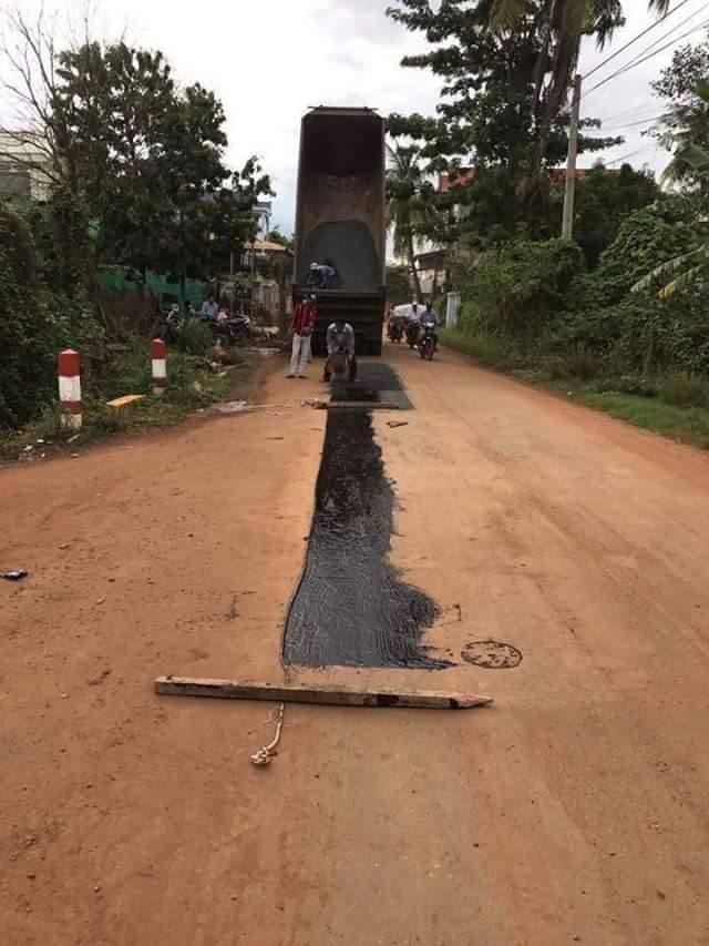 ចាក់កៅស៊ូលើដីក្រហម