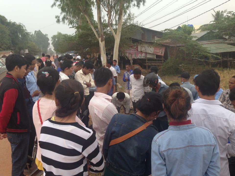 ពលរដ្ឋ និងយុវជនរាប់រយនាក់ ឈរឃ្លាំមើលនៅមុខតុលាការខេត្តសៀមរាប