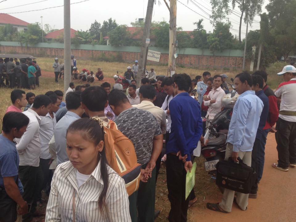 ពលរដ្ឋ និងយុវជនរាប់រយនាក់ ឈរឃ្លាំមើលនៅមុខតុលាការខេត្តសៀមរាប