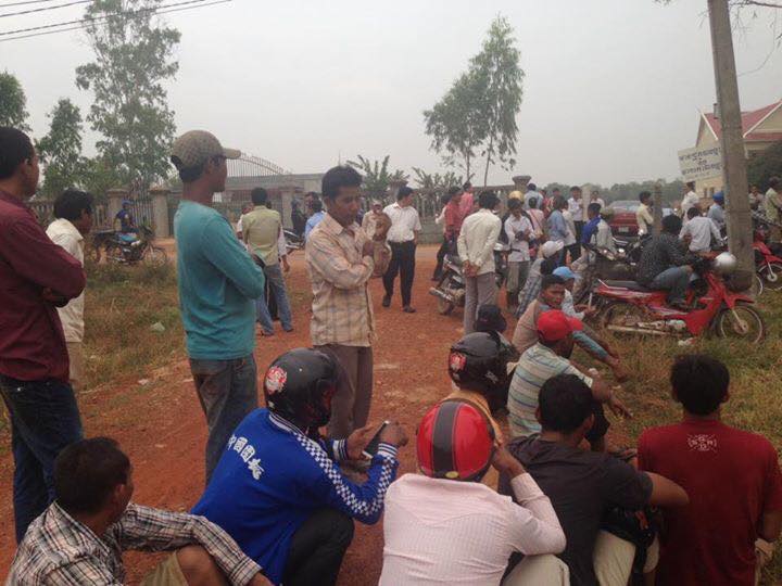 ពលរដ្ឋ និងយុវជនរាប់រយនាក់ ឈរឃ្លាំមើលនៅមុខតុលាការខេត្តសៀមរាប