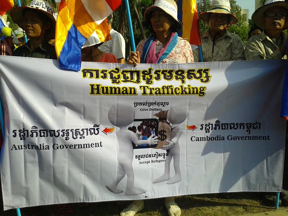 រូបភាព ប្រ​ជាពលរដ្ឋ​កម្ពុជាឈរចាំដាក់ញ​ត្តិនៅ​មុខ​ស្ថានទូតអាមេរីក