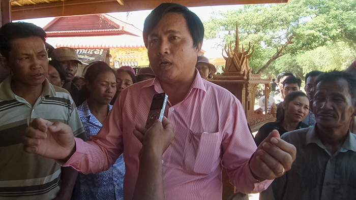 លោក គីម សុផានី អតីតបុគ្គលិកក្រុម​ហ៊ុនស៊ូជីង ផ្តល់បទសម្ភាសន៍ដល់អ្នកកាសែត