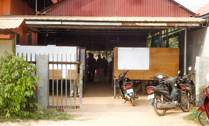 ពលរដ្ឋសង្កាត់ជ្រាវកំពុងពិនិត្យក្បាលដី
