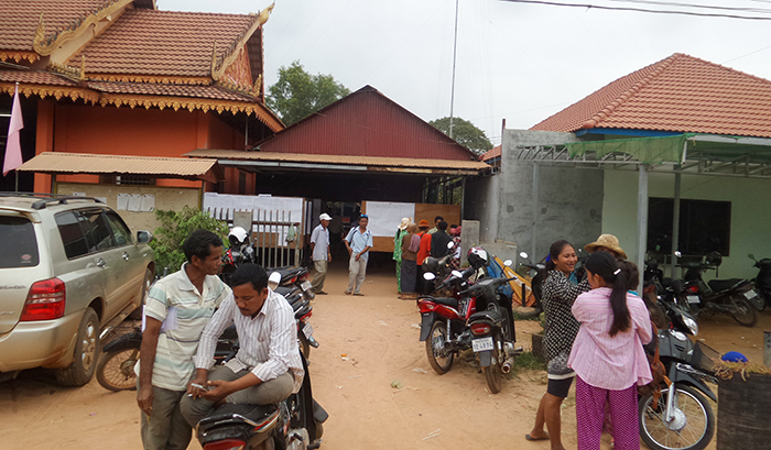 ប្រជាពលរដ្ឋកំពុងពិនិត្យក្បាលដីនៅសង្កាត់ជ្រាវ