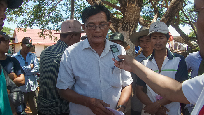 លោ នឹង នី មេឃុំ​កំពង់ភ្លុគផ្តល់បទសម្ភាសដល់អ្នកកាសែត