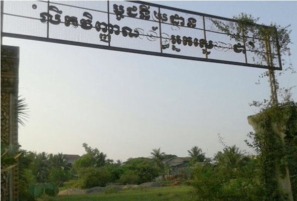 គំន​សំរាម​ស្អុយ​រលួយ​តាម​ដង​ផ្លូវក្បែរ​ច្រ​មុះ​មន្ទី​បរិស្ថាន​មើល​មិន​ឃើញ