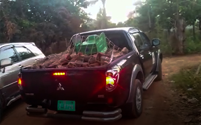 រថយន្ត​មេព្រៃដឹក​ឈើ​ក្រញូងពី​​ឃ្លាំង​ស្តុក​ឈើនៅ​ស្រុក​អន្លង់វែង​ទៅ​ក្រុង​សំរោង​ខេត្តឧត្តរមានជ័យ