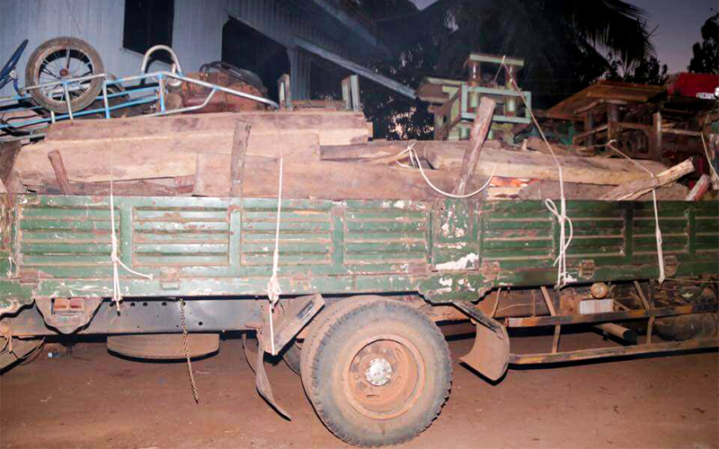 រថយន្តស្ទួចរបស់សមត្ថកិច្ច ដឹក​ឈើក្រញូង​ទៅ​ក្រុង​សំរោង