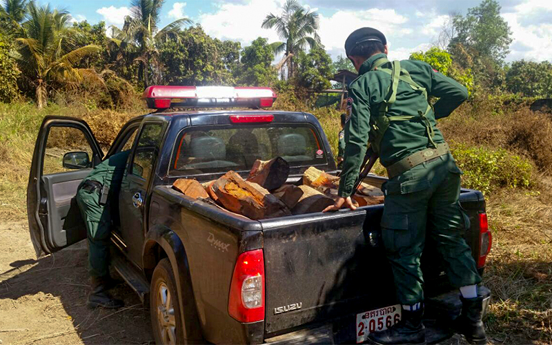 រថយន្ត​ប៉ូលីសដឹក​ឈើ​ក្រញូងពី​​ឃ្លាំង​ស្តុក​ឈើនៅ​ស្រុក​អន្លង់វែង​ទៅ​ក្រុង​សំរោង​ខេត្តឧត្តរមានជ័យ
