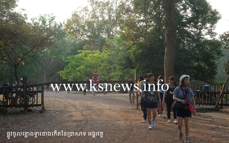 ច្រកចូលខ្លោងទ្វារខាងកើតនៃប្រាសាទអង្គរវត្ត