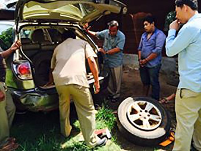 រថយន្ត​ដឹក​ឈើក្រញូង