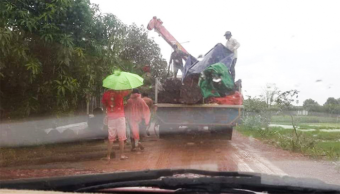 រថយន្តស្ទួចដឹកឈើដែលយក​ទៅ​ទម្លាក់នៅ​ផ្ទះលោក ភឹងចិន្តារ៉េត
