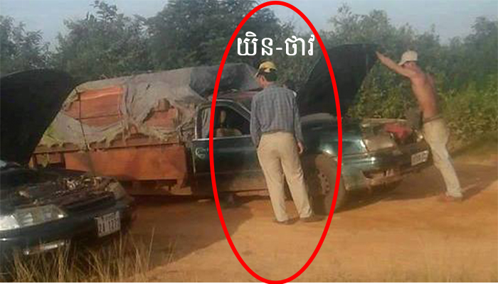 លោក យិនថាវ ឈរមើល​កូនចៅ​ធ្វើ​ឡានដឹកឈើ
