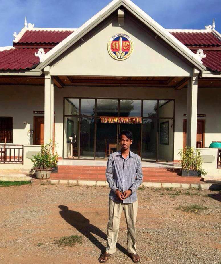 លោក សុផានុរស្ស​ ជាប់ខ្នោះដៃនៅមុខស្នាក់ការប៉េអឹម