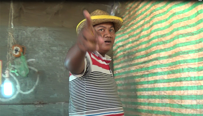 មេល្បែង និង​ជាអ្នក​កាង​បនល្បែងចង្អុលមុខអ្នក​កាសែត