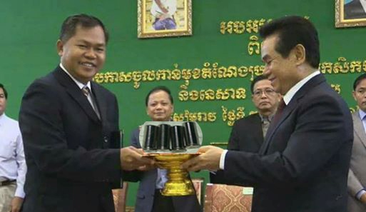 ពលរដ្ឋ​រិះគន់ថា លោកទាគឹមសុទ្ធមិន​មែន​ទទួល​ត្រាទេ គឺទទួលគ្រាប់កាំភ្លើងបានជាពូកែបាញ់