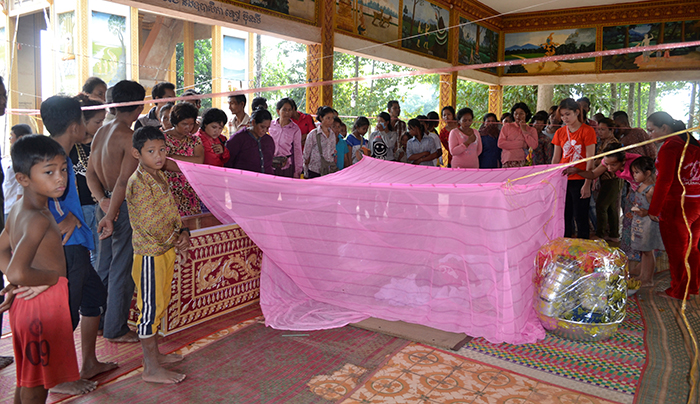 សពលើក​ពីមឈូសដាក់​លើសាលាវិញ