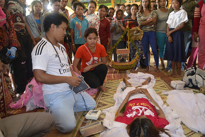 គ្រូពេទ្យ ពិសិទ្ធ (ម្នាក់អាវស) ប្អូនស្រីជនរងគ្រោះ (អាវក្រហម)