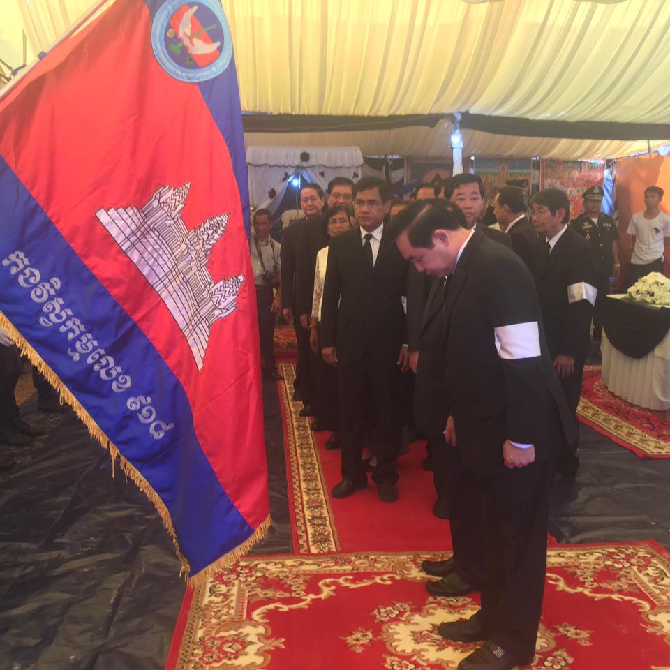 មន្ត្រីរាជការក្នុងខេត្តសៀមរាបចូលរួមដង្ហែ និងគោរពវិញ្ញាណក្ខ័ន្ត សពទាហានមួកខៀវ