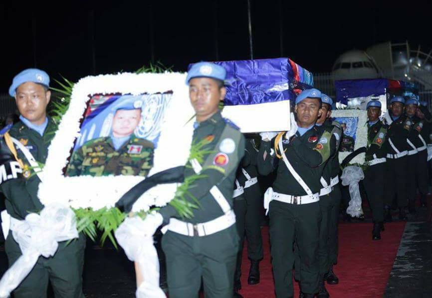 មន្ត្រីរាជការក្នុងខេត្តសៀមរាបចូលរួមដង្ហែ និងគោរពវិញ្ញាណក្ខ័ន្ត សពទាហានមួកខៀវ