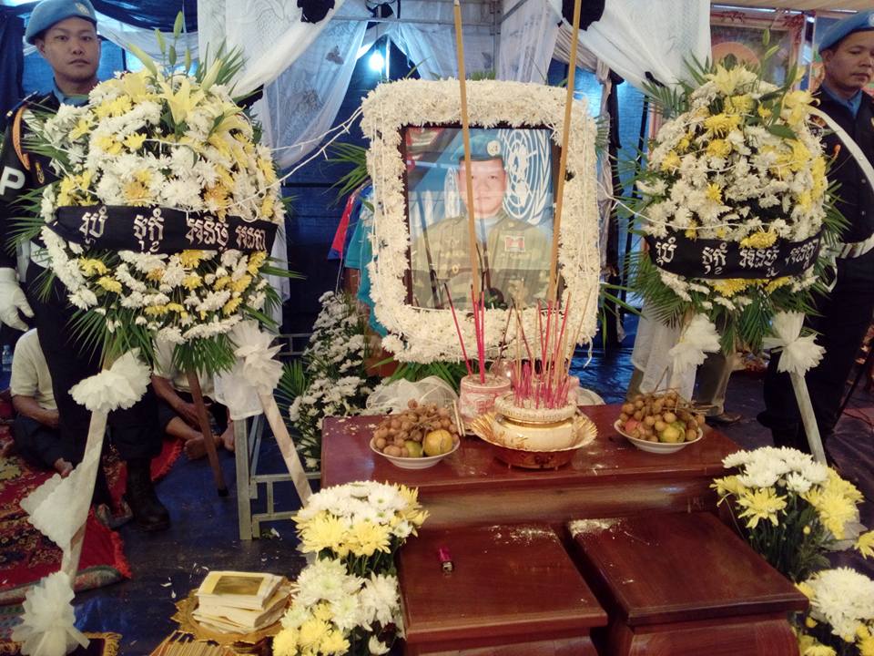 មន្ត្រីរាជការក្នុងខេត្តសៀមរាបចូលរួមដង្ហែ និងគោរពវិញ្ញាណក្ខ័ន្ត សពទាហានមួកខៀវ