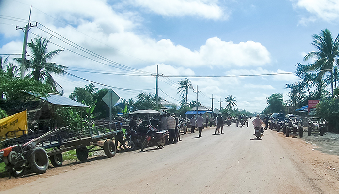ពលរដ្ឋដែលមកទទួលចំណាំងផ្លាត