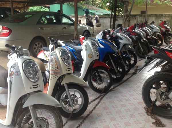 ម៉ូតូគេចពន្ធនាំចូលស្រុកខ្មែររាប់រយគ្រឿង​