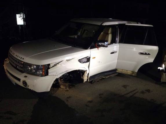 រថយន្ត​ដែល​បុករនាំដែកដាច់កង់១គ្រាប់នៅ​អាចទៅមុខបាន១គឺឡូដីទៀត